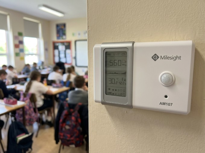 Zasedací místnost s nenápadně umístěným senzorem kvality vzduchu